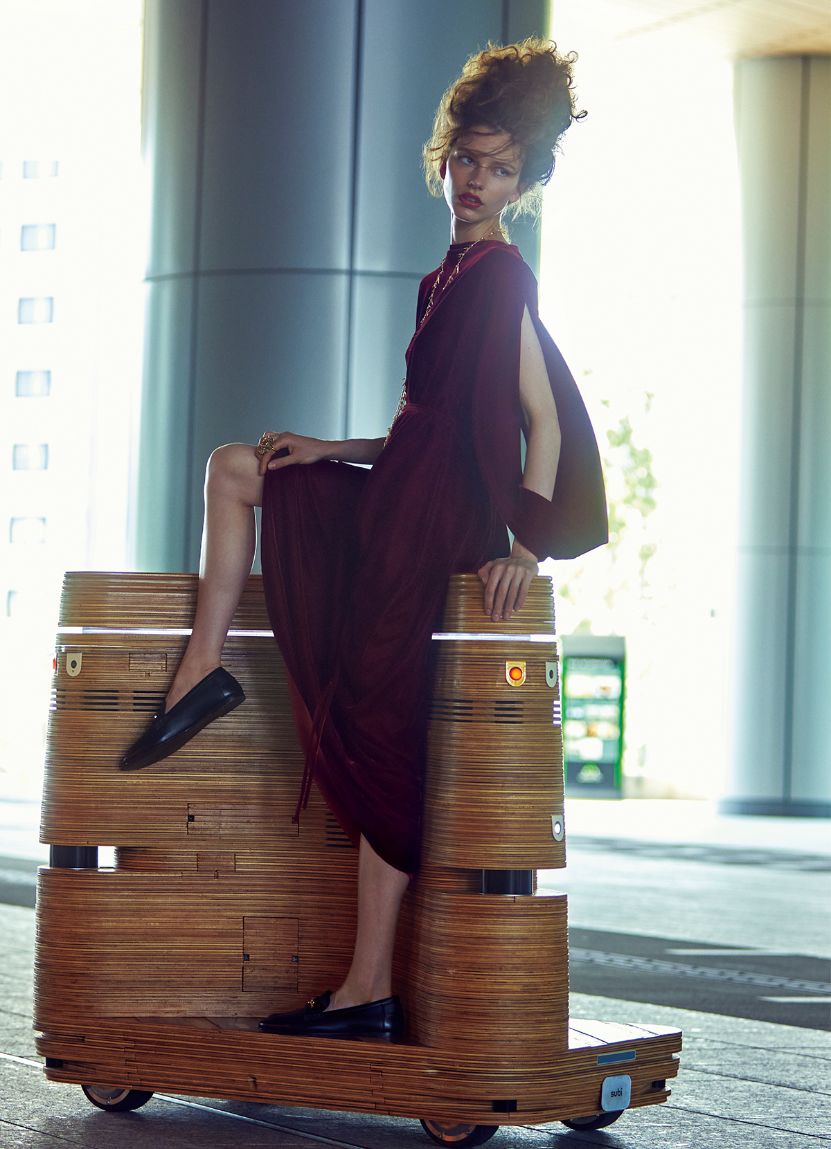 ドレス￥1,250,000　ネックレス￥510,000　リング￥83,000　シューズ￥155,000／すべてDior（クリスチャン ディオール）