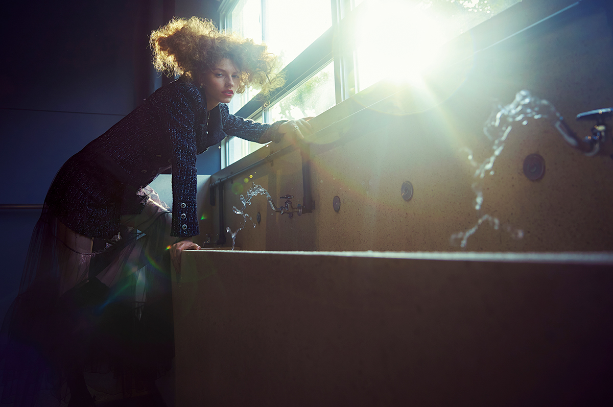 ドレス￥761,200　ジャケット￥1,852,400　ピアス￥101,200　ネックレス￥246,400　リング￥107,800　シューズ￥413,600（すべて予定価格）／Chanel（シャネル カスタマー ケア センター）