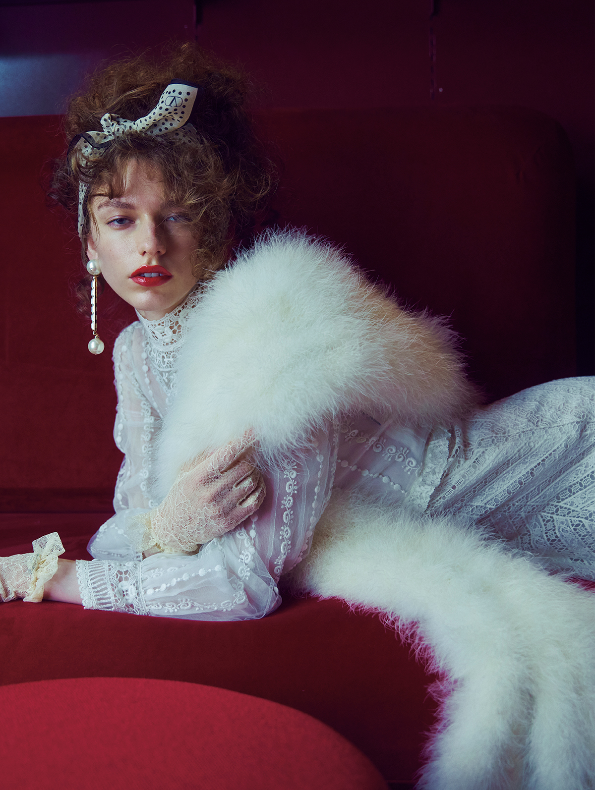 ドレス￥1,980,000／Valentino　スカーフ　ファーストール ともに参考商品　ピアス￥218,900　グローブ￥89,100／すべてValentino Garavani（ともにヴァレンティノ インフォメーションデスク）