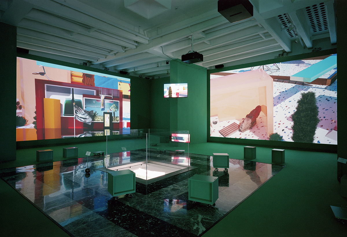 館内の様子。CGと実写の映像が対比的に映し出される。中央には下階ピロティとつながる穴が。　Photo：高野ユリカ