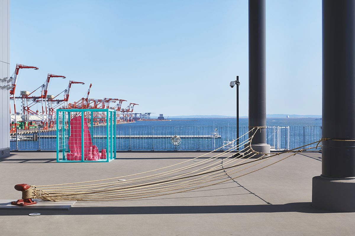 『ミッドウェイ石』映像、鉄製コンテナ、FRP製擬岩、縄、ボラード（2021年）　Photo : Akira Arai （Nacasa & Partners Inc.）　「CULTURE GATE to JAPAN」（東京国際クルーズターミナル）に出展された、日本庭園がモチーフの屋外展示作品。© Asako Fujikura