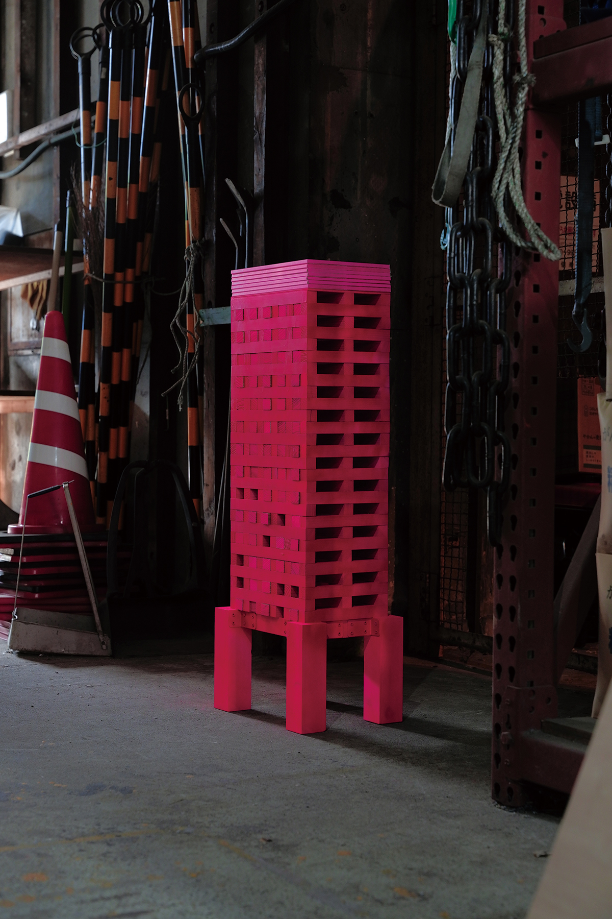 『手前の崖のバンプール』映像、パフォーマンス、冊子、角材収納棚、写真、ラジオ（2022年）　Photo : 太田琢人　ダンサーのAokid、建築領域の大村高広、近藤亮介、齋藤直紀らと制作した展覧会企画。鑑賞者自らが貨物のように水上タクシーで東京湾岸の物流拠点を巡った。© 物流型展覧会製作委員会