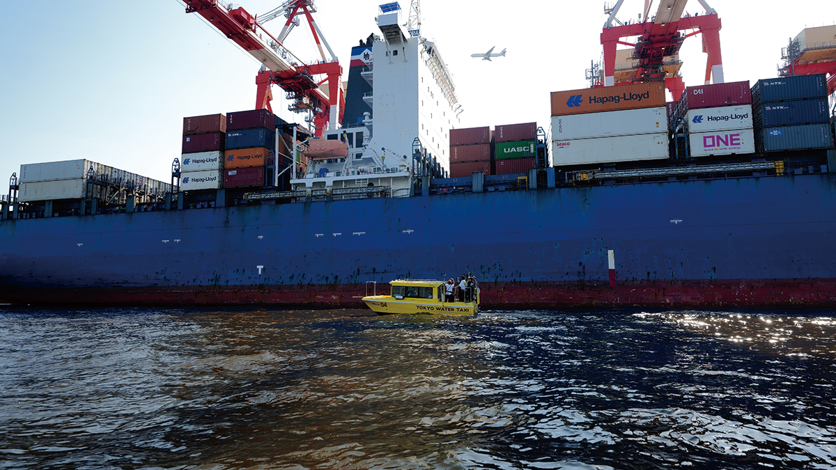 『手前の崖のバンプール』映像、パフォーマンス、冊子、角材収納棚、写真、ラジオ（2022年）　Photo : 太田琢人　© 物流型展覧会製作委員会　