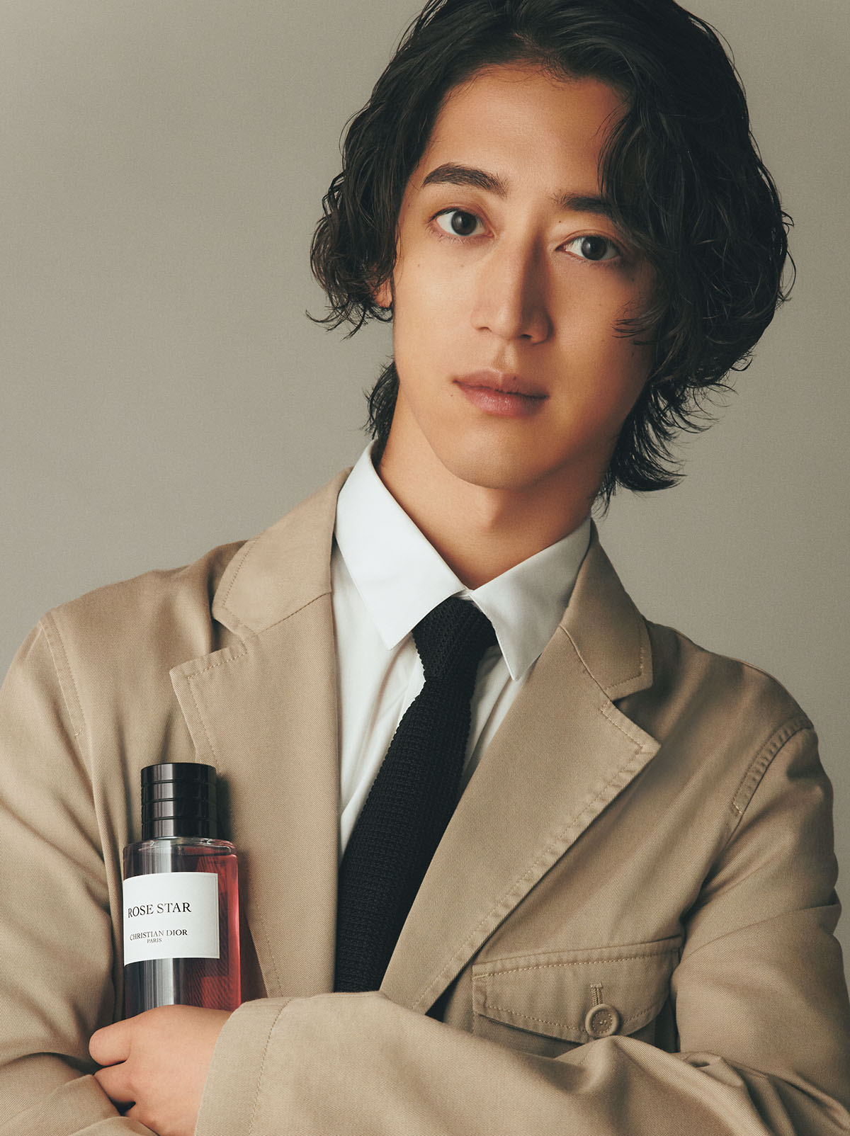 ラ コレクシオン プリヴェ クリスチャン ディオール ローズ スター（オードゥ パルファン）50ml ￥25,300・100ml￥45,100・200ml ¥63,140（9月5日発売）／Dior （パルファン・クリスチャン・ディオール）ジャケット¥440,000 シャツ¥145,000 パンツ¥240,000（参考価格）ネクタイ￥37,000 シューズ¥145,000／すべてDior（クリスチャン ディオール）