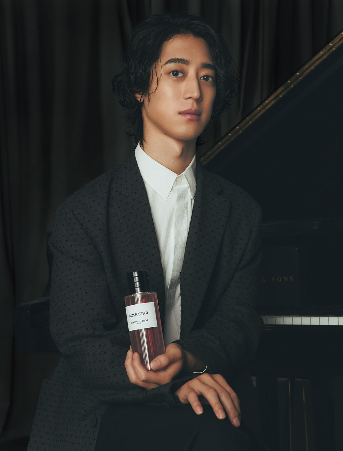 ラ コレクシオン プリヴェ クリスチャン ディオール ローズ スター（オードゥ パルファン）50ml ￥25,300・100ml ￥45,100・200ml ¥63,140（9月5日発売）／Dior（パルファン・クリスチャン・ディオール）ジャケット¥490,000　シャツ¥110,000 パンツ¥240,000（参考価格）／すべてDior（クリスチャン ディオール）