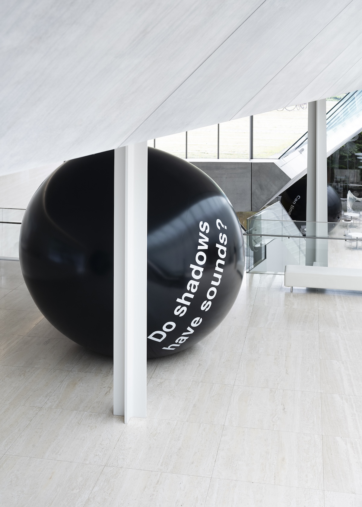 《影に音はあるの?》2025年 Courtesy the artist and TARO NASU, Tokyo. 撮影:中川周