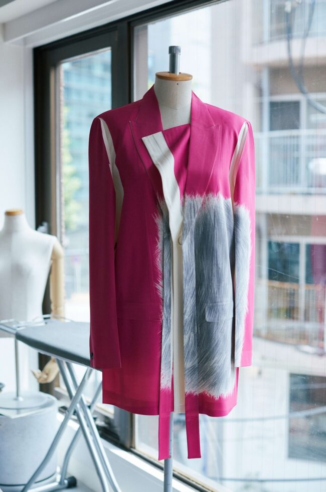 半分縫製した状態で製品プリントを施し、さらに仕上げの縫製するという手の込んだ工程によって完成するフラットジャケット。(Numero CLOSETにて販売)Flat Jacket