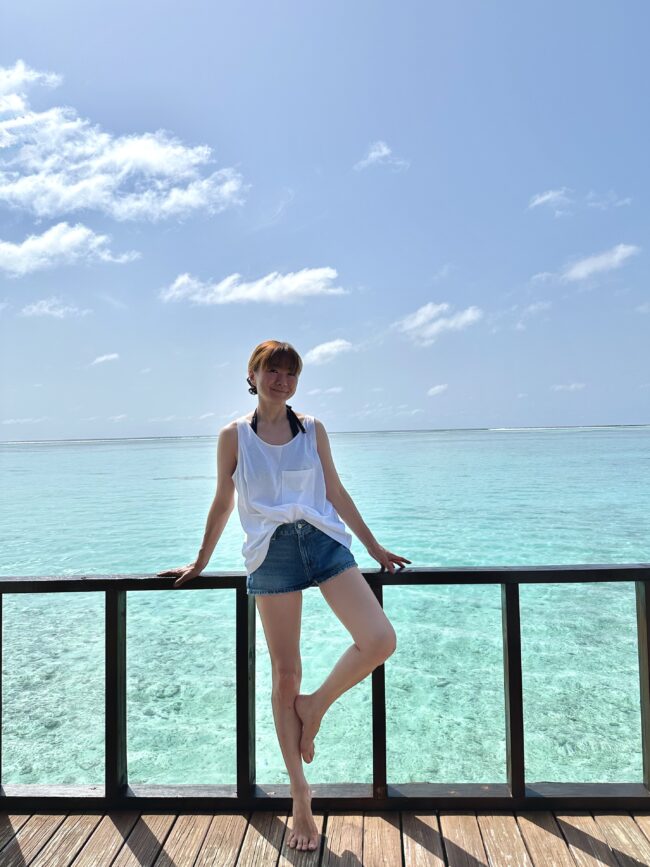 横に階段があり、そのまま目の前の海で泳げます