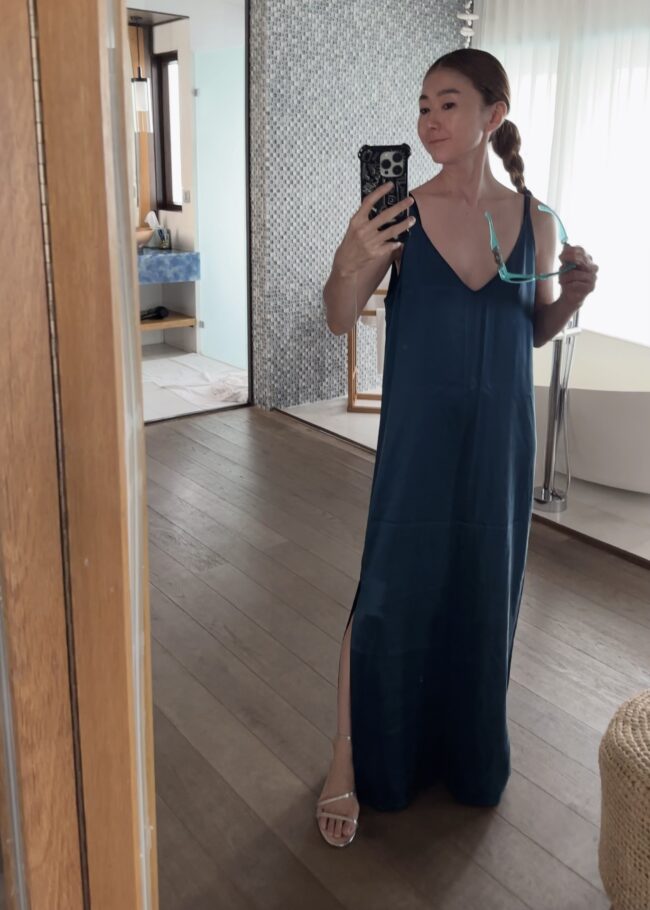 シルクのドレスにローヒールのサンダル