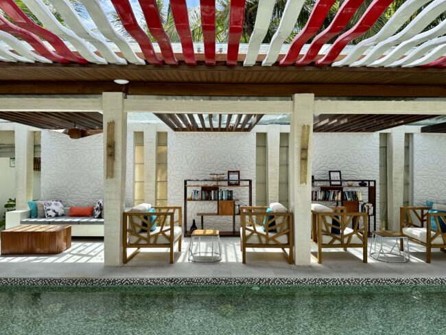 海と調和する色使いがスタイリッシュなレセプション