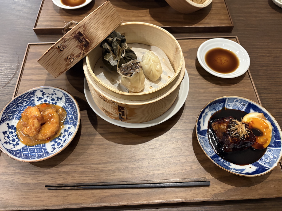 内覧会にお誘いいただき、黒酢豚、点心、エビチリを試食しました。なかでもサンバルソースを効かせたエビチリはほかにはないオリエンタルな味わいで絶品です!