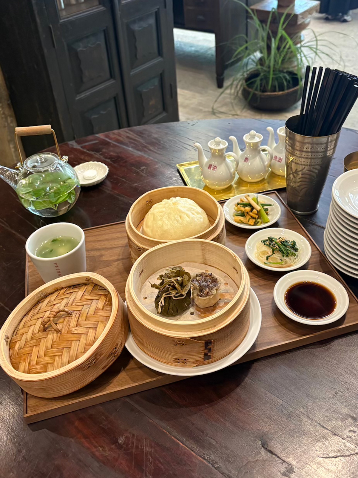 写真は野菜饅と点心セット¥1,650。野菜が主役の惣菜2皿と日替わりスープ付き。