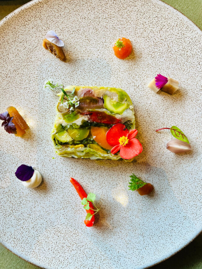 全4品のランチコース(¥8000)より自家製ピクルスやリコッタチーズなどが添えられた野菜のテリーヌ。目にも美しい。
