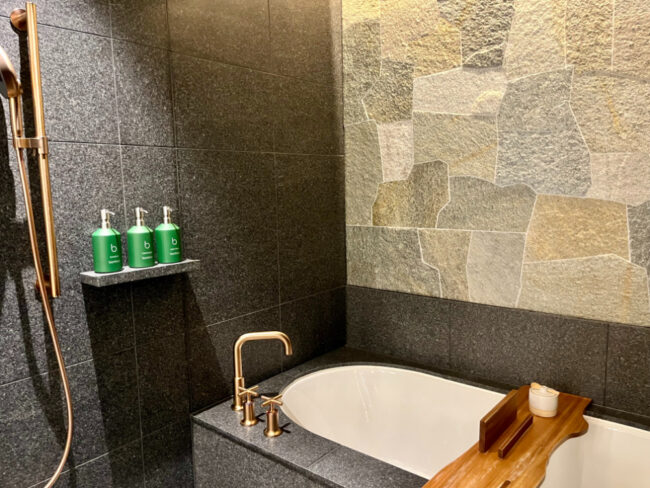 落ち着いたバスルーム。アメニティのバスソルトを入れてゆっくりバスタイム。