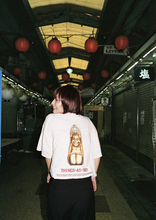 ”ビリケンさん”を背中に背負って Photo by Nitta Keiichi