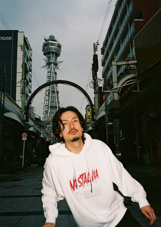 大阪の象徴「通天閣」を背景に撮影 Photo by Keiichi Nitta