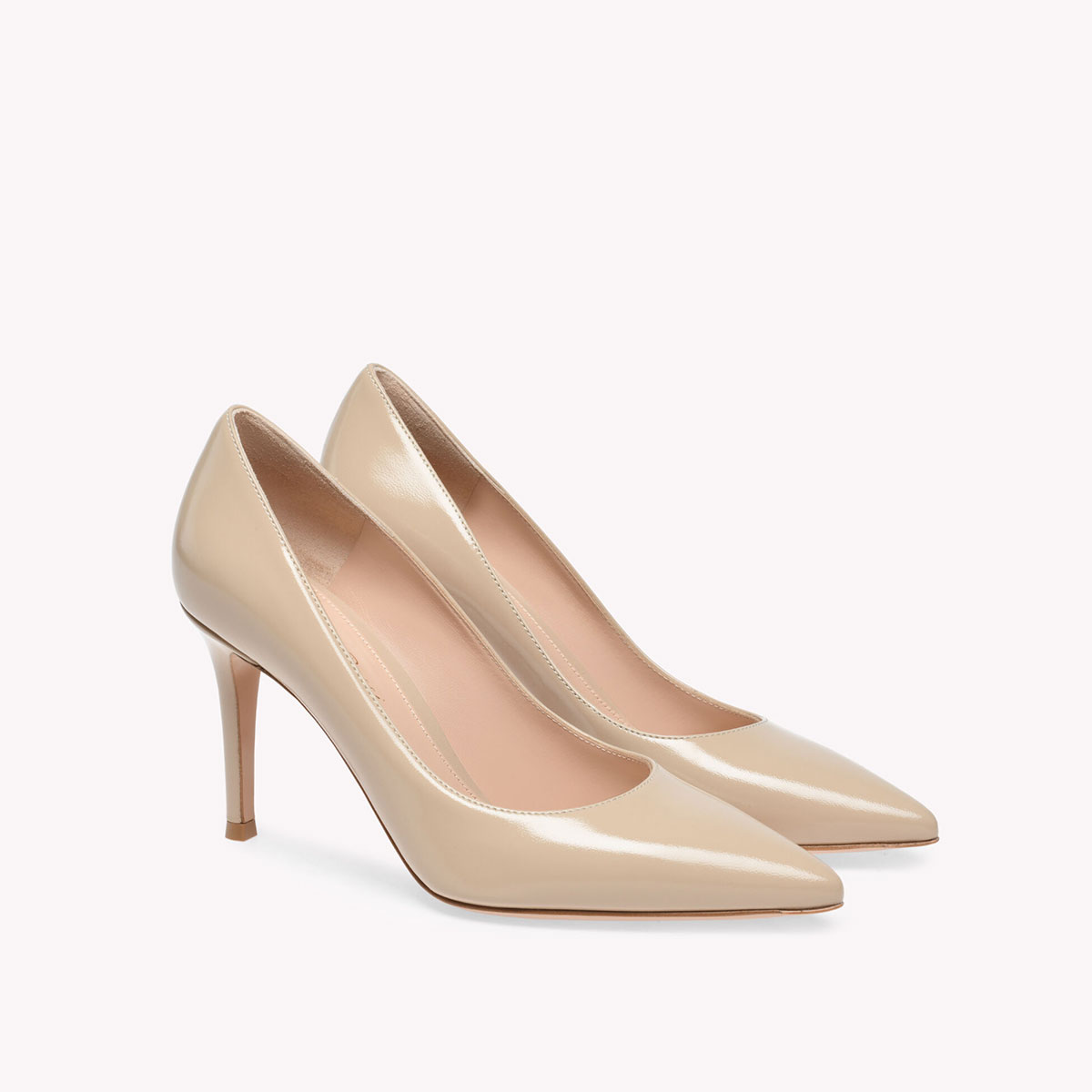 ヒール8.5cm ¥108,900/(ジャンヴィト ロッシ ジャパン 03-3403-5564)