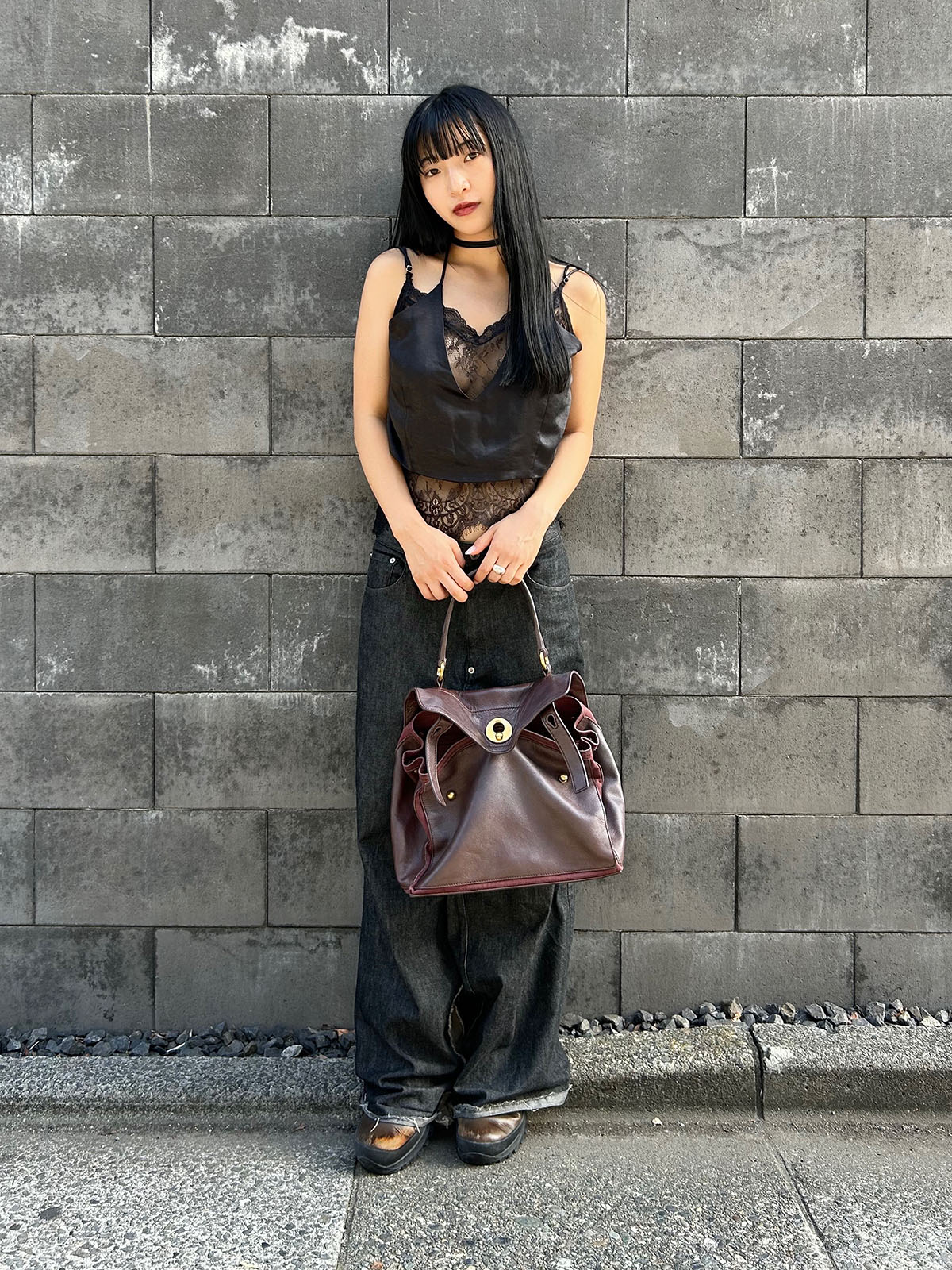 トップ／ヒロサイ　パンツ／スドーク　ブーツ／オーエーオー　リング／ヴィンテージ