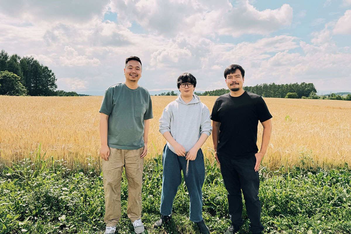 左からチョウ・エイ・シュン(ジョセフ)、代表取締役の針ヶ谷元基、ダーウェイ・シェイ(デイビッド)