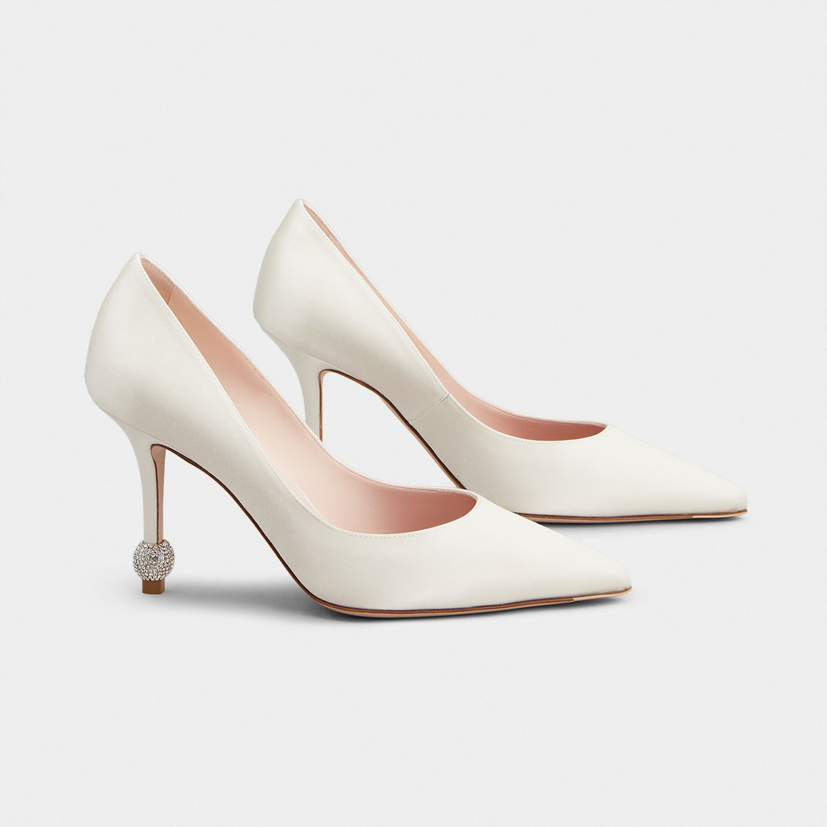 ヒール8.5cm ¥191,400/Roger Vivier(ロジェ・ヴィヴィエ・ジャパン 0120-957-940)