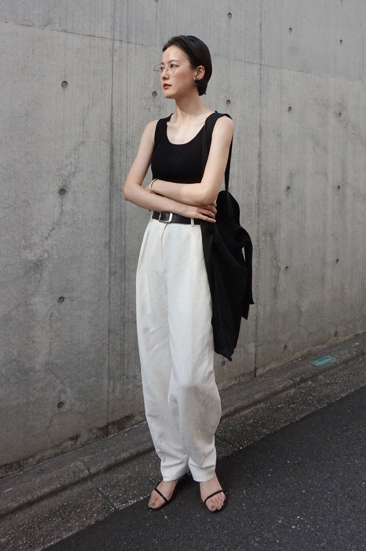 トップ＆パンツ／ブロッサム　サンダル／ファビオ ルスコーニ　アイウェア／ブラン　チャーム／ギウ