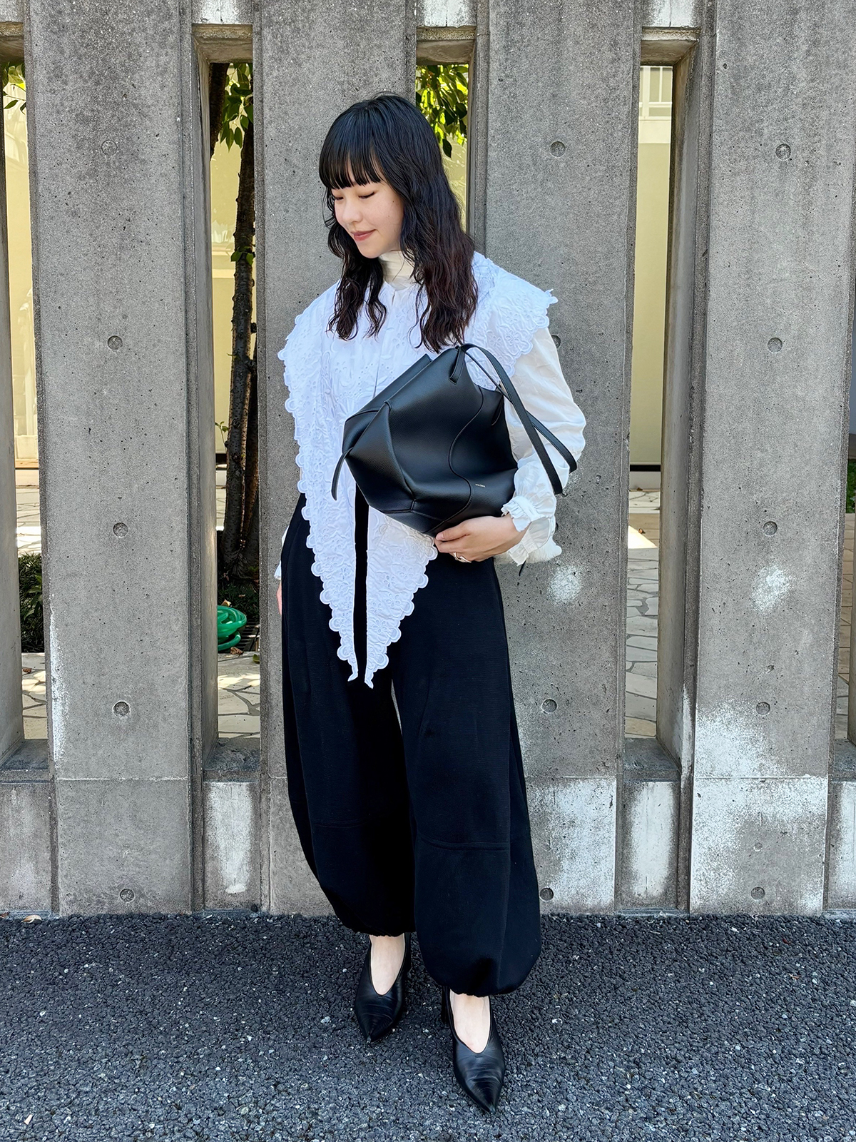 トップ／ヴィンテージ　パンツ／CFCL　付け襟／シモーネロシャ　シューズ／ジル サンダー