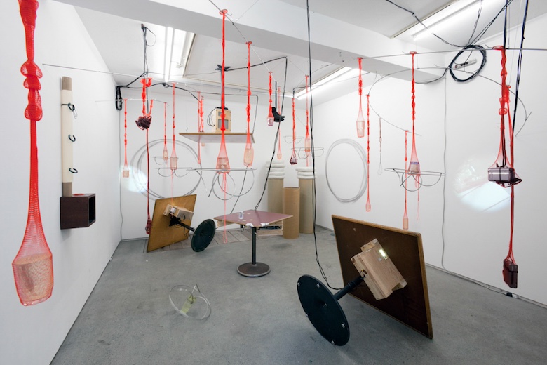 笹本晃『Strange Attractors』(2010年) 個展(Take Ninagawa、東京)での展示風景 個人蔵 撮影:岡野圭 ©︎Aki Sasamoto. Courtesy of Take Ninagawa, Tokyo