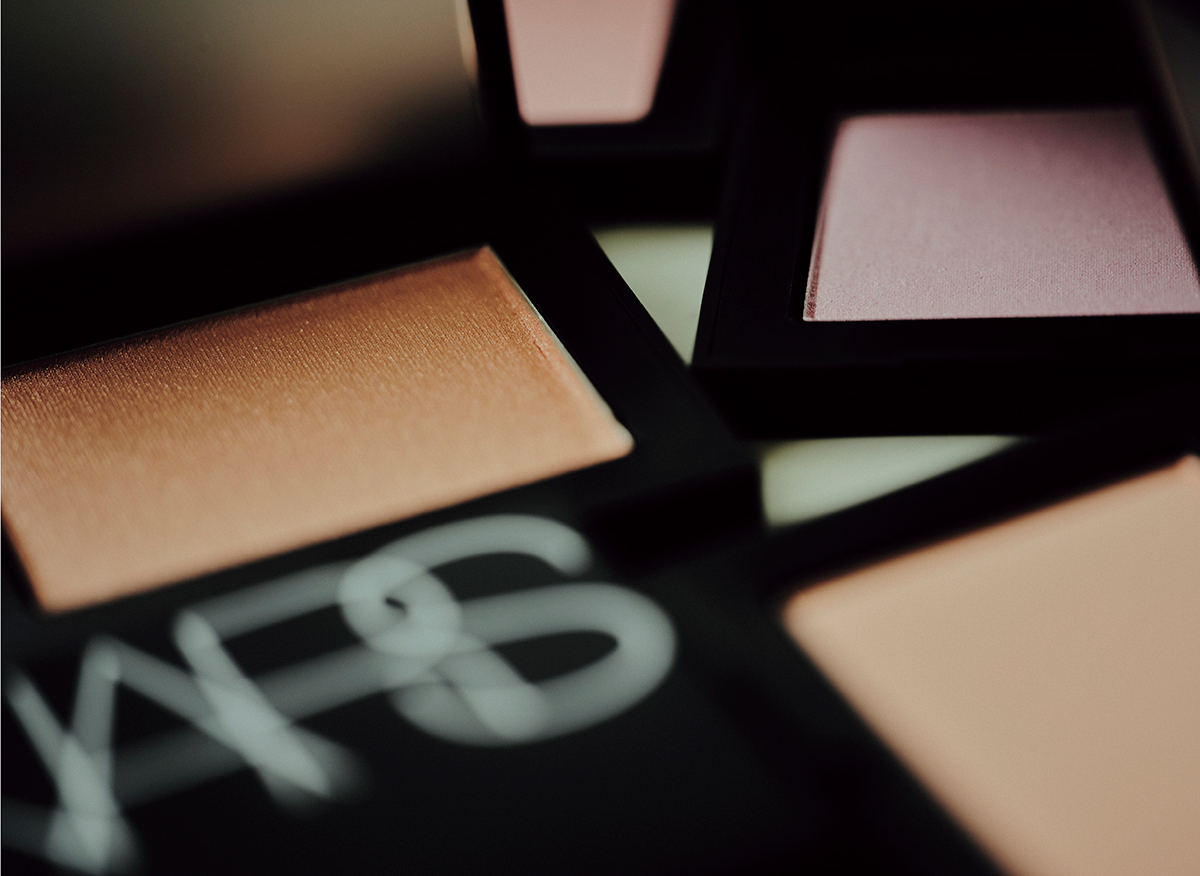 ブラッシュN　左から時計回りに：シマーな輝きを秘めたピーチベージュの958　青みピンクがフェミニンに輝く960　淡くも存在感抜群のマットなピーチ色の927  各￥5,060／Nars（ナーズ ジャパン）