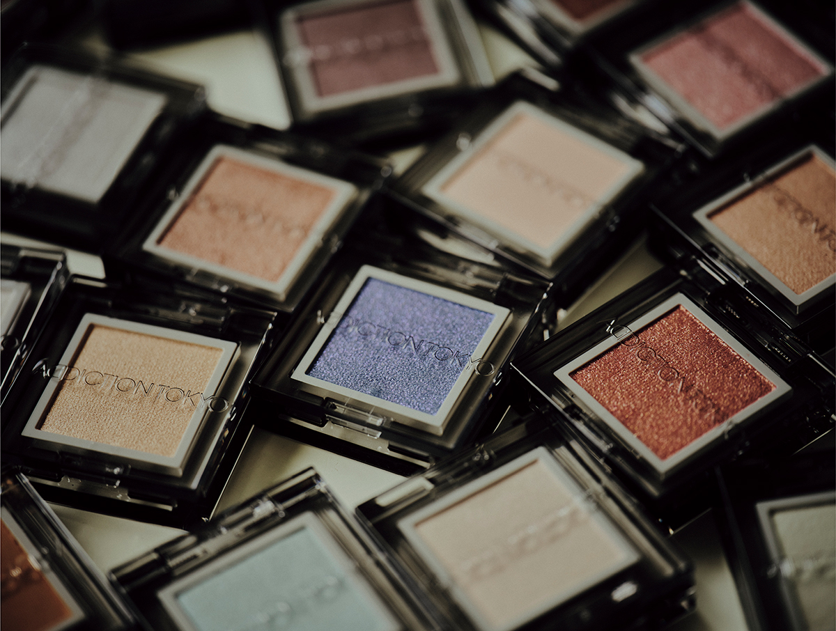 ザ シングル アイシャドウ 中段左から：柔らかなパールの輝きを秘めたクリームホワイトの001P ラメ感たっぷりマリンブルーの016SP 刺激的なエネルギーを宿すオレンジの009SP 各￥2,530／Addiction（アディクション）