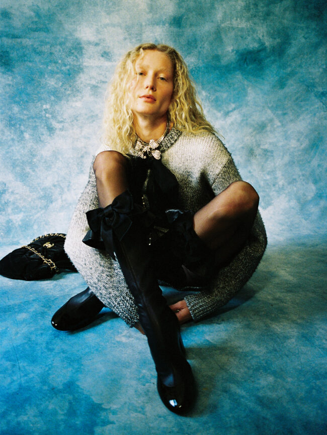 ニットプルオーバー￥645,700　ネックレス￥561,000　ロングブーツ￥346,000（すべて予定価格）　バッグ 参考商品／すべてChanel（シャネル カスタマー ケア センター）