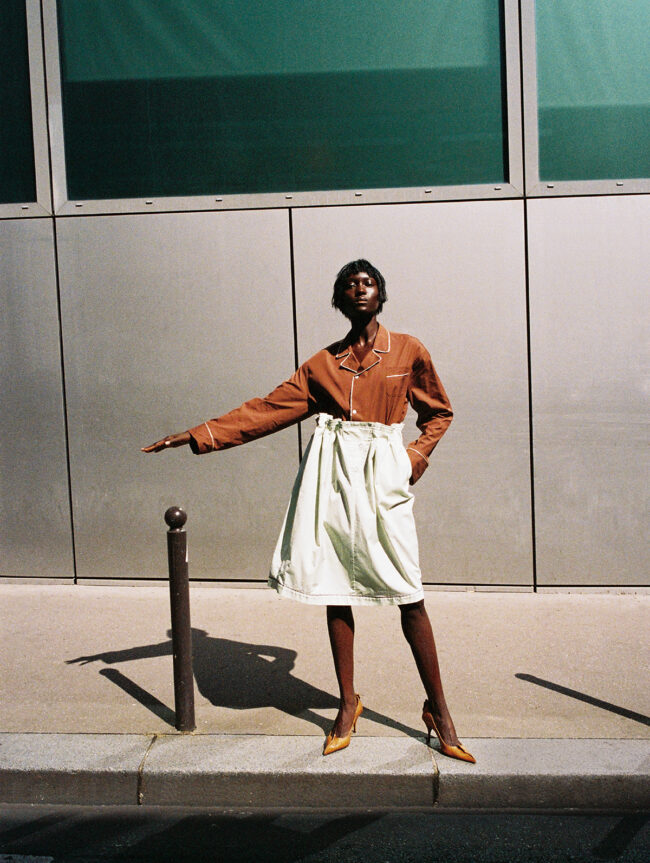 シャツ￥313,500　スカート￥242,000（ともに予定価格）　シューズ 参考商品／すべてPrada（プラダ クライアントサービス）