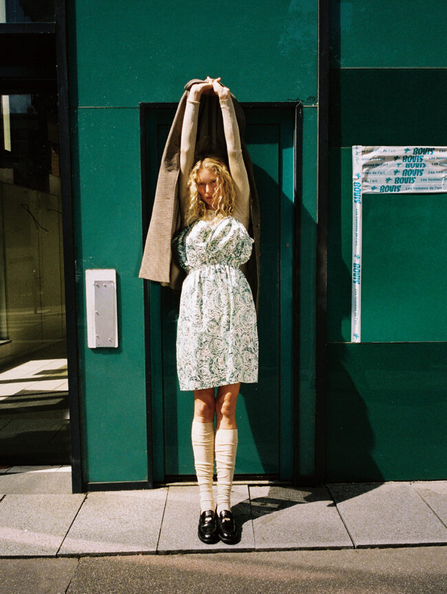 ドレス￥572,000　トップス￥269,500　手に持ったジャケット¥1,320,000　ソックス￥93,500　シューズ￥170,500（すべて予定価格）／Miu Miu（ミュウミュウ クライアントサービス）