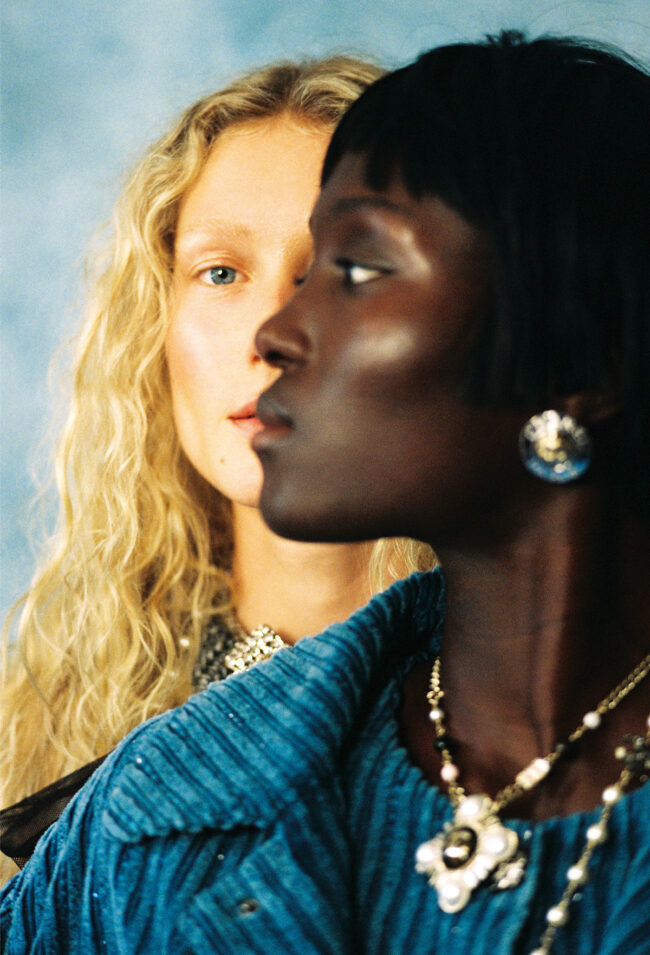 ブルゾン￥975,700　ジャケット￥843,700　ネックレス￥246,400　ピアス￥101,200（すべて予定価格）　ロングネックレス 参考商品／すべてChanel（シャネル カスタマー ケア センター）