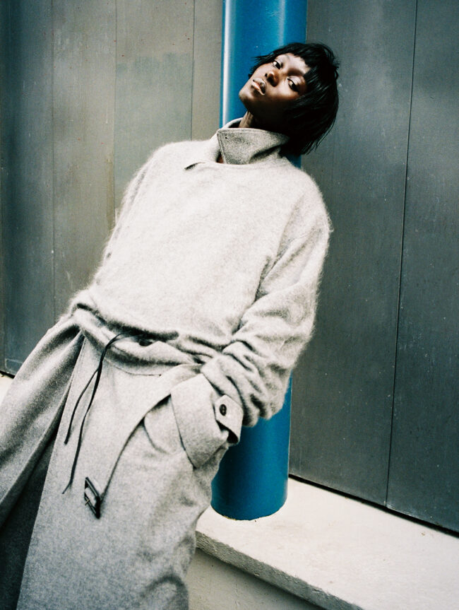 コート¥140,800　ニット￥90,200／ともにSsstein（エンケル）