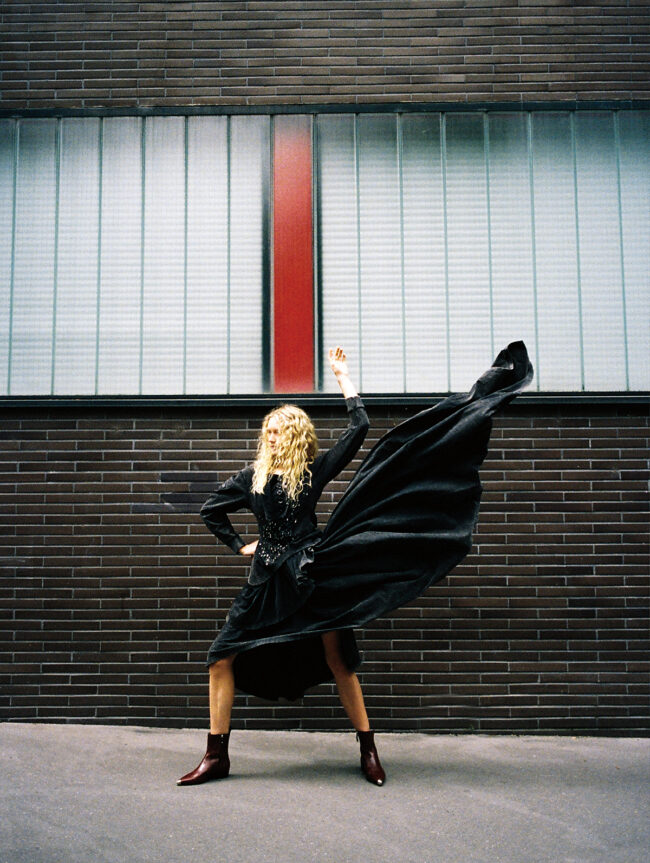 トップ￥737,000　スカート￥485,100　シューズ 参考商品／すべてLouis Vuitton（ルイ・ヴィトン クライアントサービス）