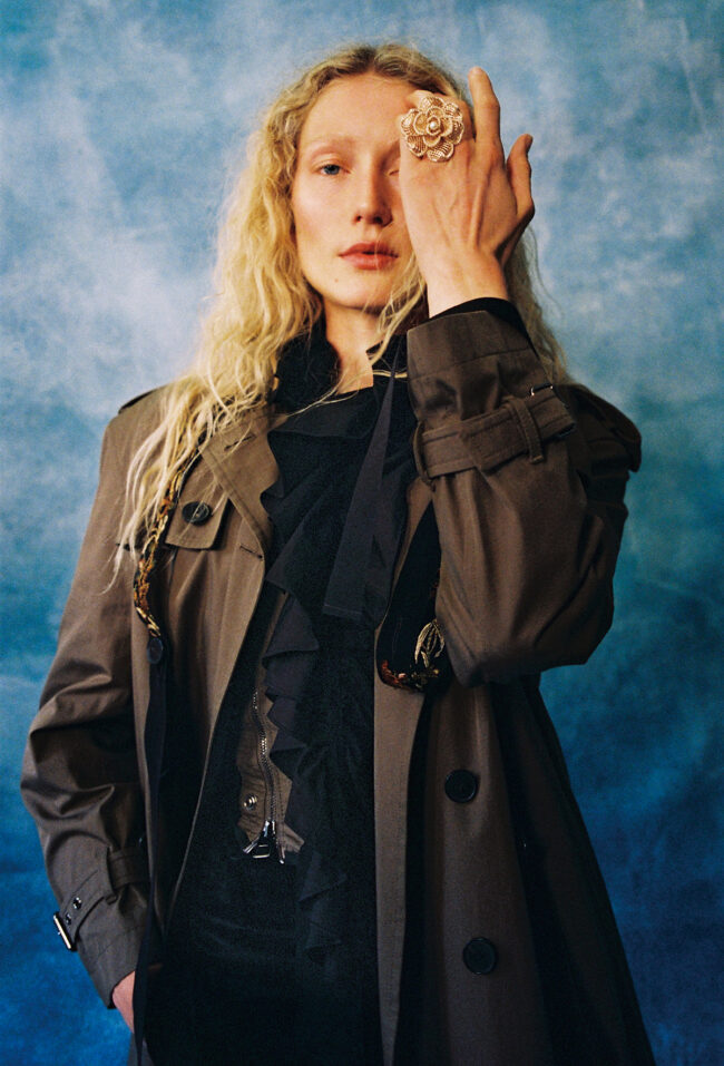 トレンチコート　パンツ ともに参考商品　ブラウス￥340,000　リング￥95,000／すべてDior（クリスチャン ディオール）