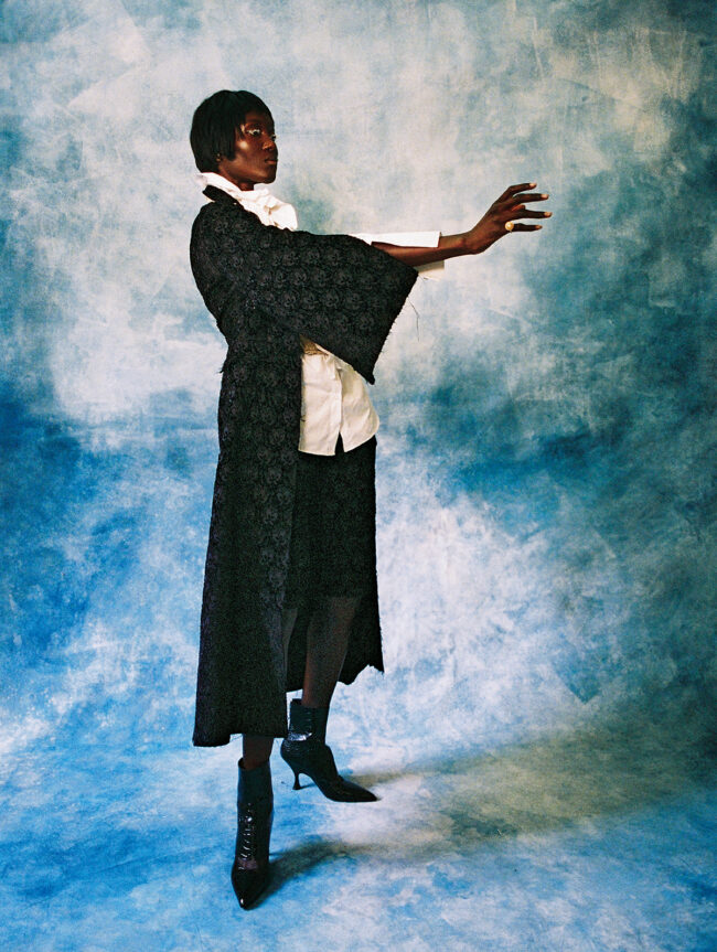 コート　スカート　シューズ すべて参考商品　ブラウス￥340,000　イヤリング￥85,000　リング￥68,000／すべてDior（クリスチャン ディオール）