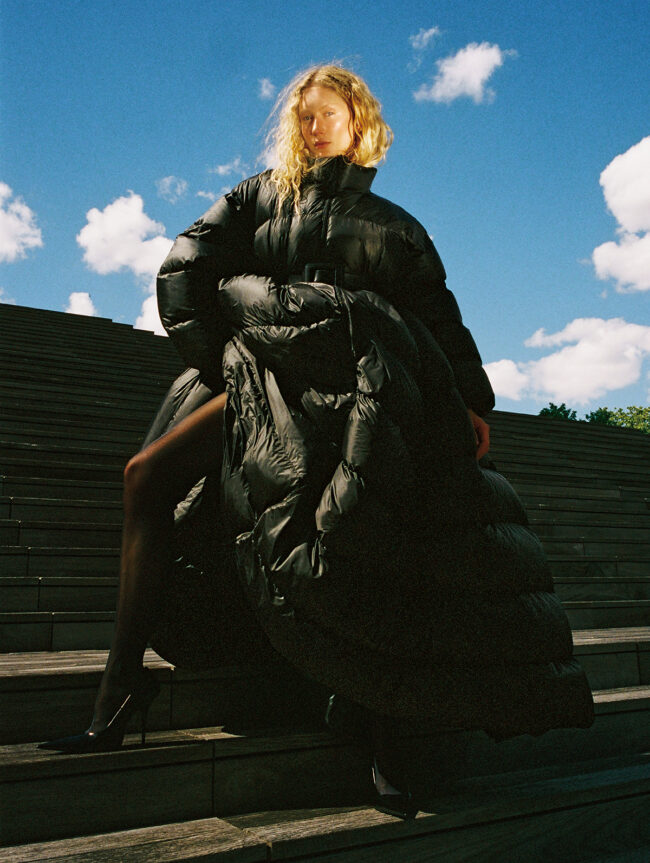 パファーコート 参考商品 シューズ￥163,900（予定価格）／ともにBalenciaga（バレンシアガ クライアントサービス）　