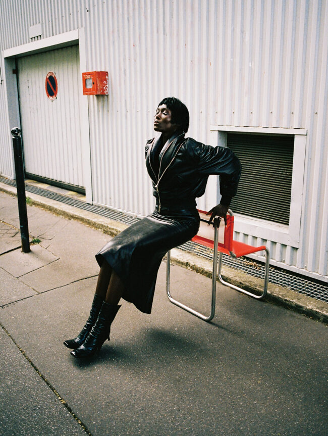 ボンバージャケット￥1,034,000　スカート￥660,000　リング（参考色）￥73,700　シューズ￥244,200（参考価格）／すべてGivenchy by Sarah Burton（ジバンシィ ジャパン）