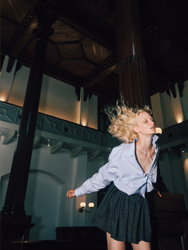 シャツ￥247,500　スカート￥297,000（ともに予定価格）／Prada（プラダ クライアントサービス）