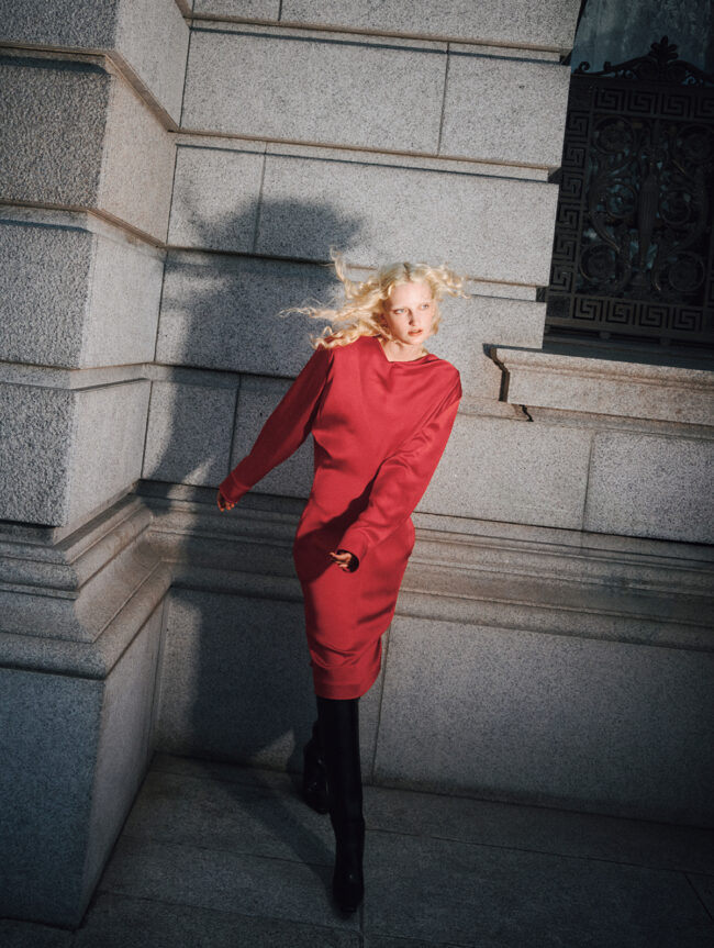 ドレス￥264,000 ブーツ￥179,300／ともにStella McCartney（ステラ マッカートニー カスタマーサービス）