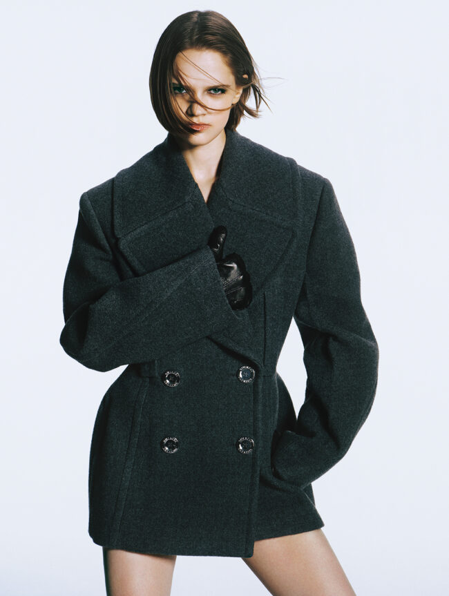 ジャケット￥638,000　グローブ￥198,000（参考価格）／ともにGivenchy by Sarah Burton（ジバンシィ ジャパン）