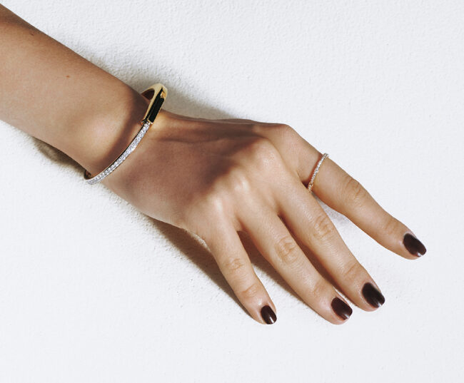 バングル（YG×WG×ダイヤモンド）￥2,640,000リング（YG×ダイヤモンド）￥968,000／ともにTiffany & Co.（ティファニー・アンド・カンパニー・ジャパン・インク）