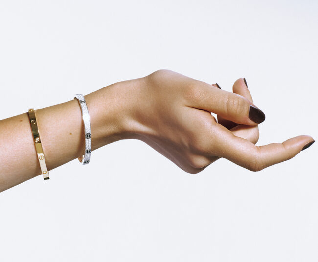 ブレスレット（YG×ダイヤモンド）￥1,584,000　ブレスレット（WG×ダイヤモンド）￥5,649,600／ともにCartier（カルティエ カスタマー サービスセンター）