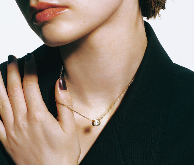 ジャケット￥181,500／Ami Paris（アミ パリス ジャパン　オンライン カスタマーサービス）ネックレス（YG×PG×WG×ダイヤモンド×ホワイトセラミック）￥605,000（予定価格）／Boucheron（ブシュロン カスタマーサービス）