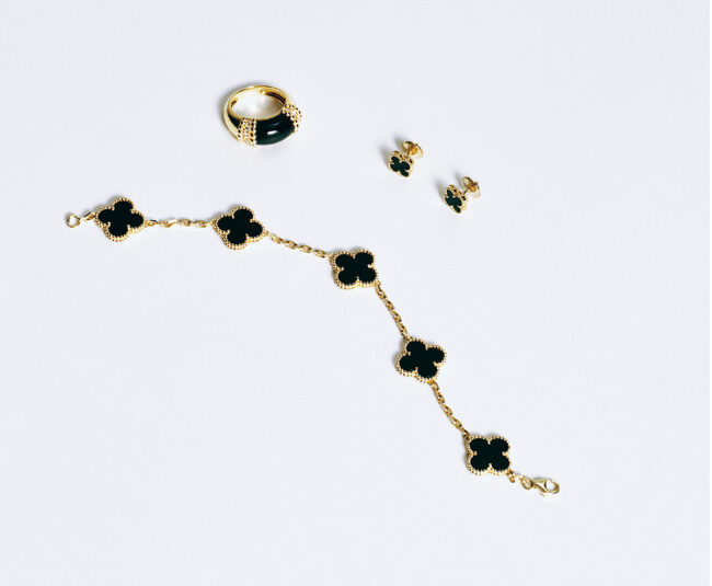 リング（YG×オニキス×ダイヤモンド）￥1,280,400ピアス（YG×オニキス）￥407,000　ブレスレット（YG×オニキス）￥753,500／すべてVan Cleef & Arpels（ヴァン クリーフ＆アーペル ル デスク）