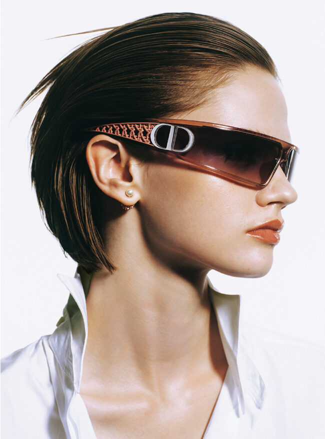 サングラス￥94,000　トップ￥600,000　ピアス￥85,000／すべてDior（クリスチャン ディオール）