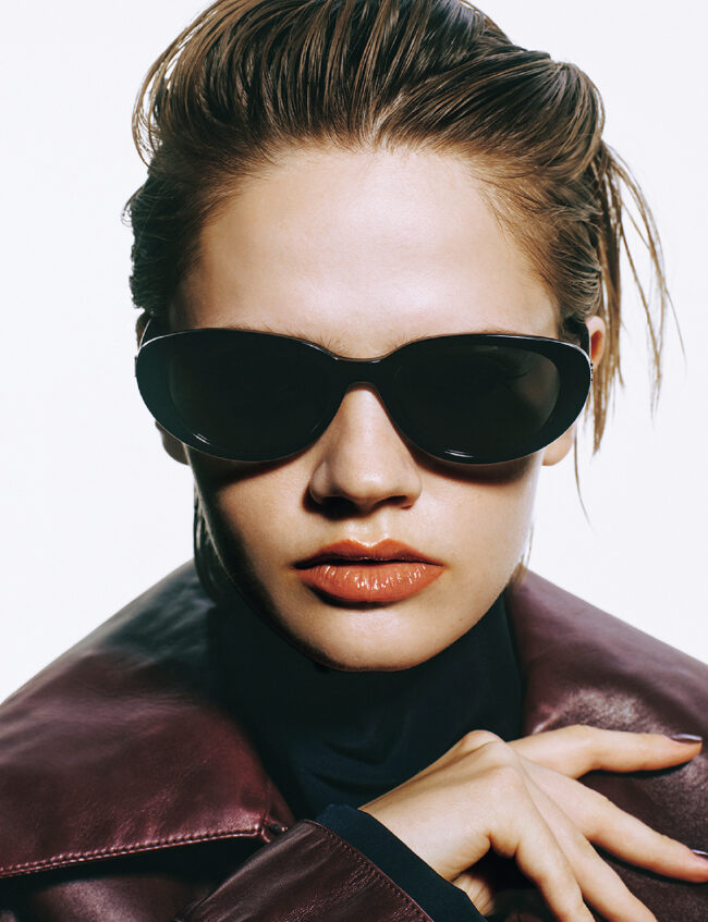 サングラス￥59,400／Saint Laurent by Anthony Vaccarello（ケリング アイウエア ジャパン カスタマーサービス）　ジャケット￥1,738,000　トップ￥481,800（参考価格）／ともにSaint Laurent by Anthony Vaccarello（サンローラン クライアントサービス）