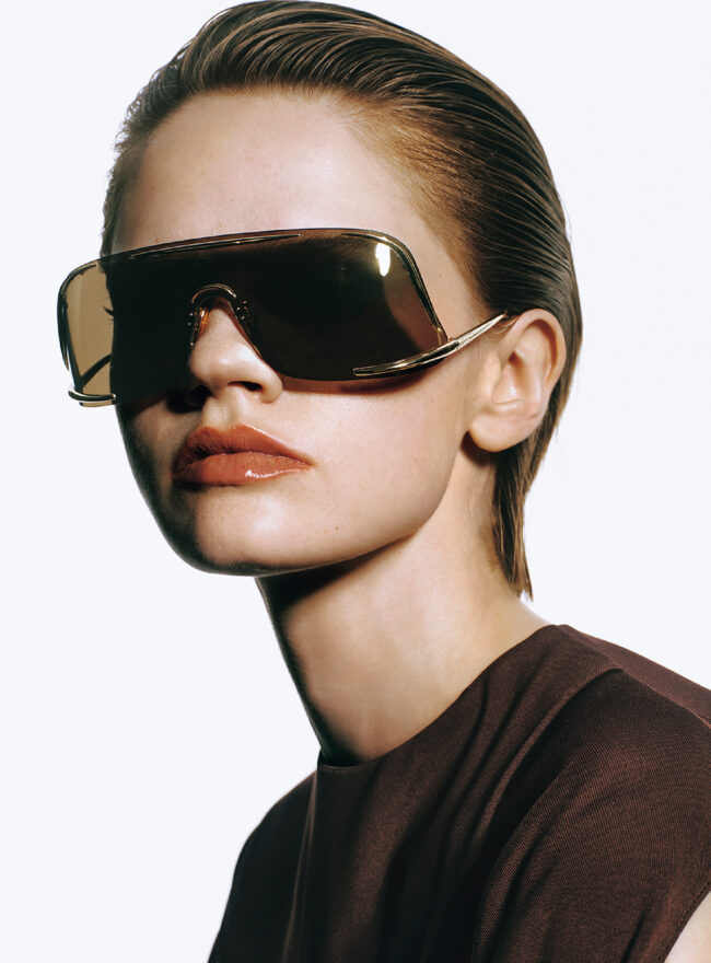 サングラス￥71,500　トップ￥360,800／ともにLoewe（ロエベ ジャパン クライアントサービス）