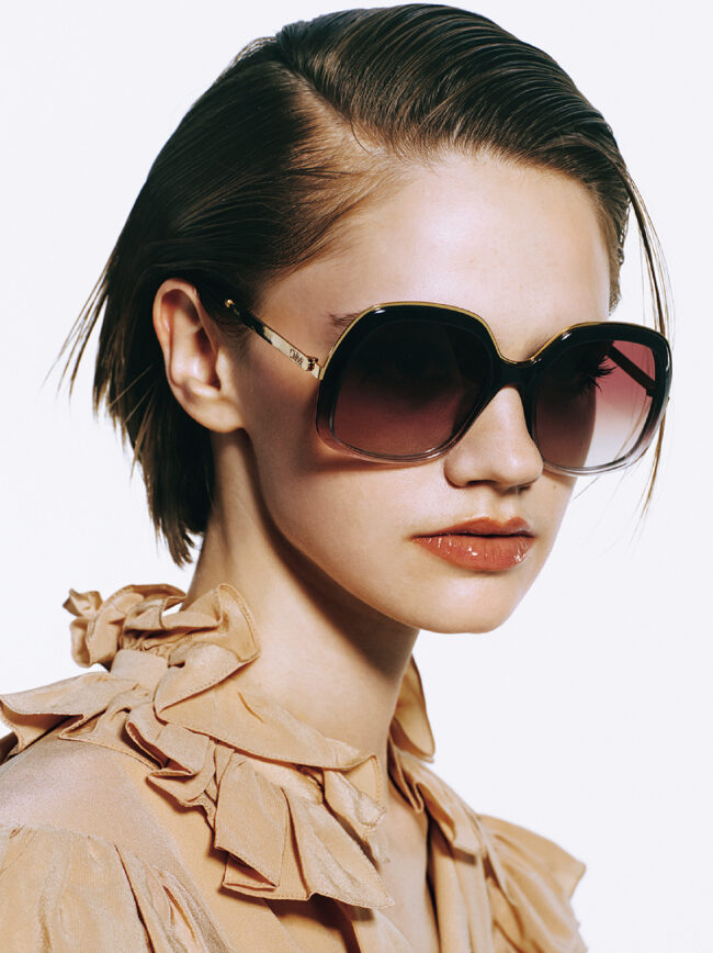 サングラス￥67,100／Chloé（ケリング アイウエア ジャパン カスタマーサービス）　トップ￥412,500／Chloé（クロエ カスタマーリレーションズ）